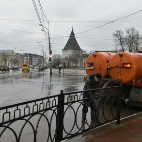 Коммунальная техника работает на улицах Астрахани