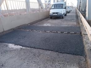 На Старом мосту провели ямочный ремонт