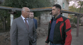 Муниципалитет по просьбам жителей благоустраивает тротуар на улице Немова