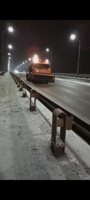 В Астрахани коммунальщики обработали мосты от гололёда