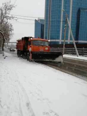 Администрация города устраняет последствия снегопада