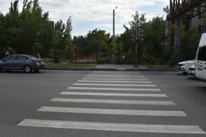 В Астрахани к 1 сентября обновляют разметку возле школ