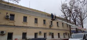 С городских крыш удаляют сосульки