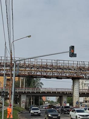 На перекрестке улиц С. Перовской и Б. Алексеева подключают светофор