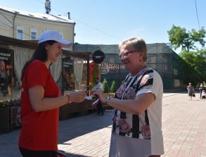 Астраханцам раздают ленты с триколором