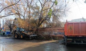 С двух улиц правобережья за полдня вывезли 56 кубометров сухих веток