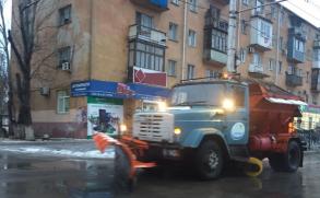 Коммунальные службы продолжают устранять последствия снегопада