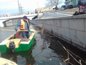 В Астрахани начали чистить каналы