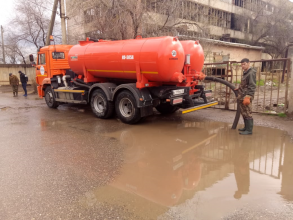 В Астрахани устраняют последствия ночного ливня