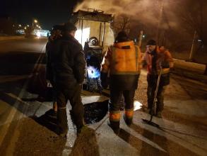 Выбоины на дорогах заделывают литым асфальтом