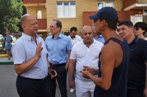 Глава администрации города Олег Полумордвинов провел выездное совещание в микрорайоне  имени Бабаевского. 