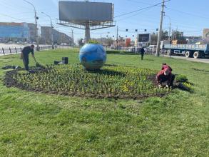 В Астрахани продолжается весенняя уборка и озеленение территорий