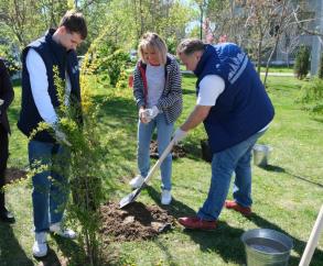 В сквере Журналистов прошел субботник