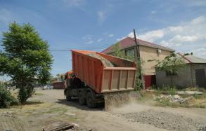 В Астрахани подсыпают грунтовые дороги
