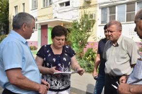 Муниципалитет благоустраивает дворы отдаленных микрорайонов