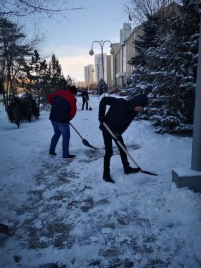 Сотрудники администрации Астрахани вышли на зачистку снега