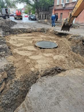 На улице Псковской установили новый центральный колодец