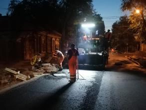 На улице Урицкого укладывают верхний слой асфальта