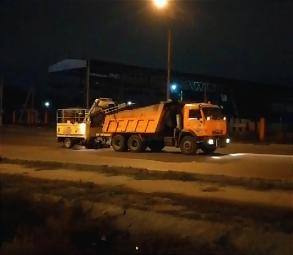 Дороги Астрахани очищают от грязи с помощью спецтехники