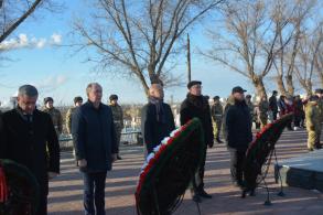 В Астрахани возложили венки к памятникам и обелискам воинской славы