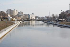 В Астрахани понижают уровень воды в городских каналах