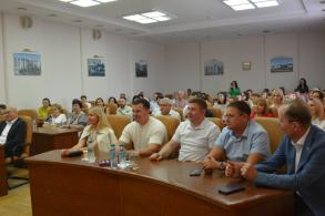 В администрации Астрахани поздравили представителей сферы торговли