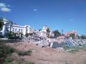 Незаконный недострой сносят в центре Астрахани