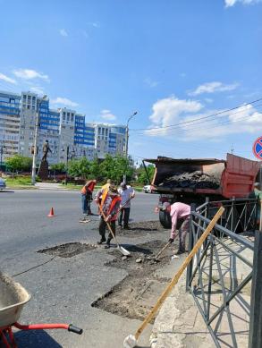 На ул. Боевой и Адмиралтейской проводится ямочный ремонт