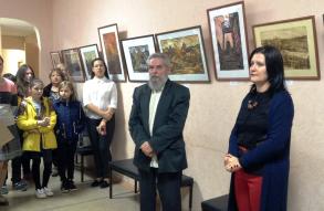 В детской школе искусств открылась выставка астраханской художницы