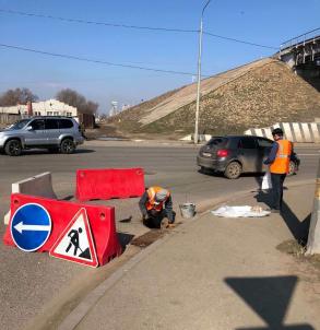 Администрация Астрахани приступила к зачистке ливнёвки по ул. Б. Хмельницкого