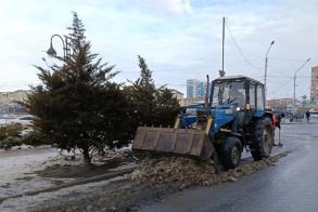 За выходные в Астрахани убрали свыше 900 кубометров талой воды и снега