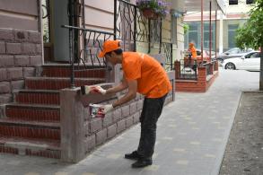 Фасады зданий в центре Астрахани очищают от визуального мусора