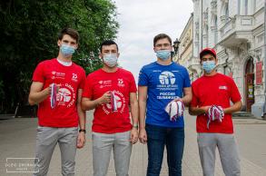 Астраханцам раздали три тысячи лент с триколором