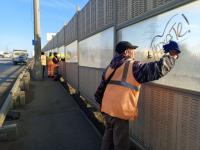 На путепроводе Вокзальном моют шумовые экраны