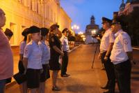 Ночью дети должны быть дома - это закон.