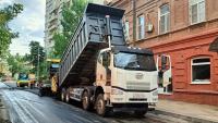 На улице Володарского меняют покрытие на проезжей части