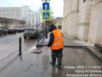 В Астрахани усилили работы по очистке тротуаров от снега и наледи