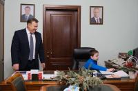 Глава Астрахани Игорь Редькин исполнил мечту юного астраханца в новогодней акции «Ёлка желаний»