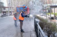 Шумозащитные экраны вокзального путепровода зачищают от граффити второй раз за несколько дней