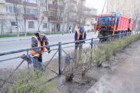 Шумозащитные экраны вокзального путепровода зачищают от граффити второй раз за несколько дней