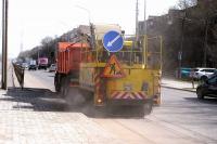 Шумозащитные экраны вокзального путепровода зачищают от граффити второй раз за несколько дней