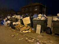 Почти 27 тонн мусора за неделю вывезли с контейнерной площадки по ул. Безжонова, 157