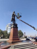 В Астрахани моют памятники