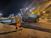 На улице Свердлова укладывают верхний слой асфальта