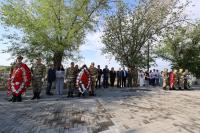 В Астрахани прошли торжественные церемонии возложения венков