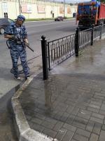 В Астрахани моют остановки и леерку