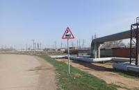 У железнодорожных переездов в Астрахани установили дорожные знаки