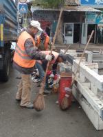 В Астрахани чистят мосты