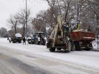 В Астрахани уборка снега продолжается в усиленном режиме