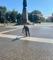 Акваторию «Стрелки» зачищают от водорослей, площадь Ленина – от сорняков